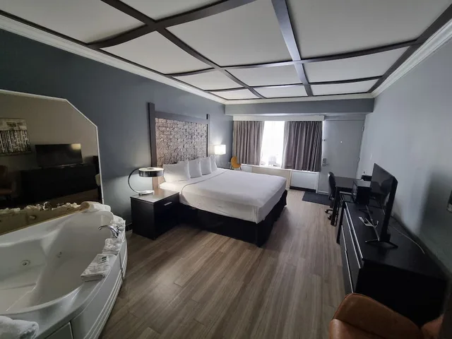 جناح ديلوكس بسرير كينج، Travelodge by Wyndham Trois-Rivieres 3/3