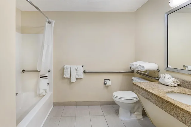 غرفة قياسية بسرير كينج بحوض استحمام لذوي الإعاقة، Best Western Plus Richmond Hill Inn 7/8