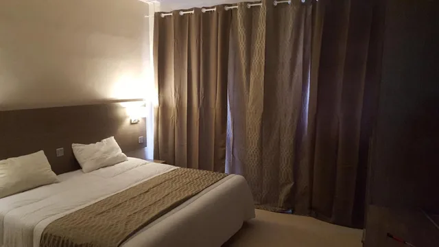 غرفة بسريرين منفصلين بإطلالة على المدينة بشرفة، Primera Hotel 4/6