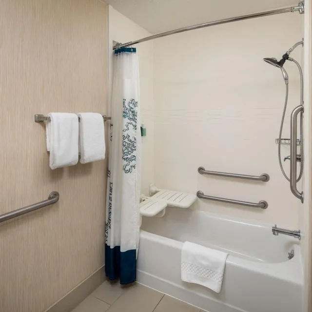 استوديو بسرير كوين مع أريكة بحوض استحمام لذوي الإعاقة، Residence Inn by Marriott Binghamton 1/1