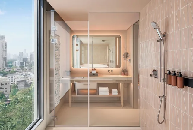 غرفة ركنية بسريرين كينج بغرفتي نوم، KROMO Bangkok, Curio Collection by Hilton 10/10