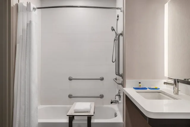 جناح بسريرين كوين لذوي الإعاقة، Holiday Inn Express Hotel Suites Denver Airport 3/5