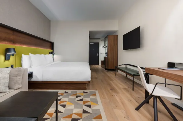 غرفة بسرير كينج مع أريكة، Hyatt Centric Mountain View 1/5