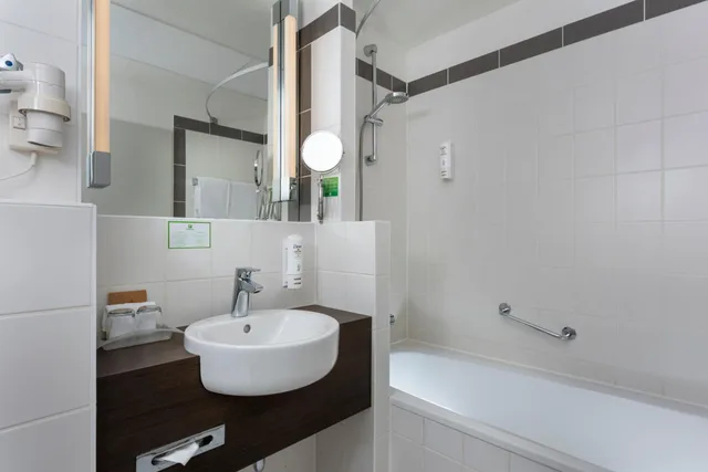 غرفة قياسية بسرير كينج وسرير كوين، Holiday Inn Frankfurt Airport Neu Isenburg 7/9