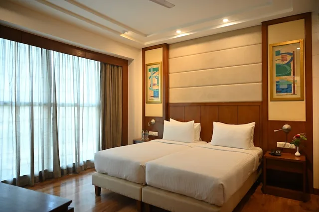 جناح ديلوكس بسريرين منفصلين بإطلالة على المدينة، Savoy Suites Greater Noida 2/8