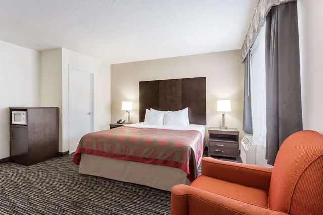 غرفة قياسية بسرير كينج، Ramada By Wyndham Monterey 1/3