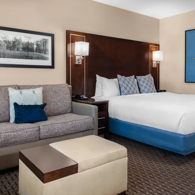 غرفة بسرير كينج مع أريكة، New Haven Hotel 6/9
