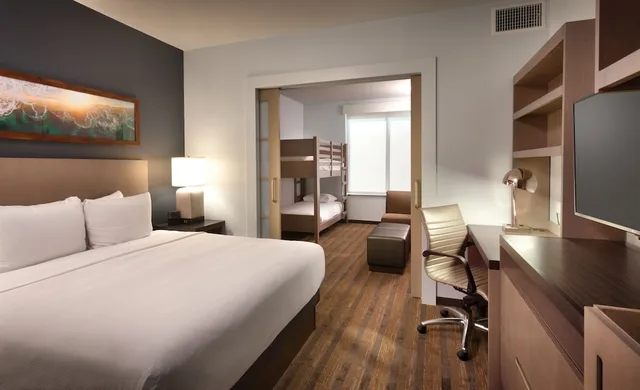 جناح عائلي بسرير كينج وسرير بطابقين لذوي الإعاقة، HYATT HOUSE AT ANAHEIM RESORT/CONVENTION CENTER 1/2