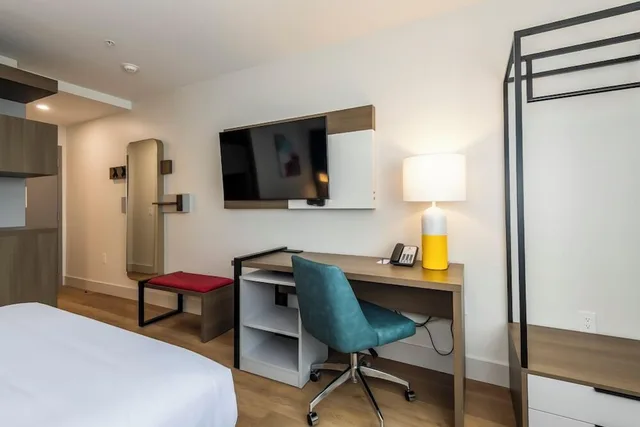 غرفة بسرير كوين لذوي الإعاقة، Comfort Inn & Suites Cochrane, ON 5/8