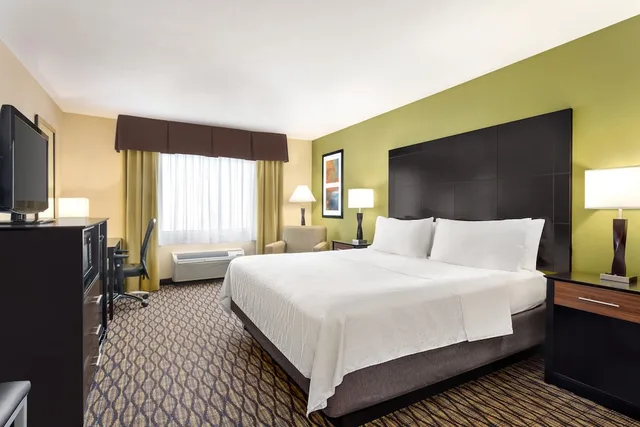 جناح بسرير كوين لذوي الإعاقة، Holiday Inn Express Hotel Suites Edmond 3/10