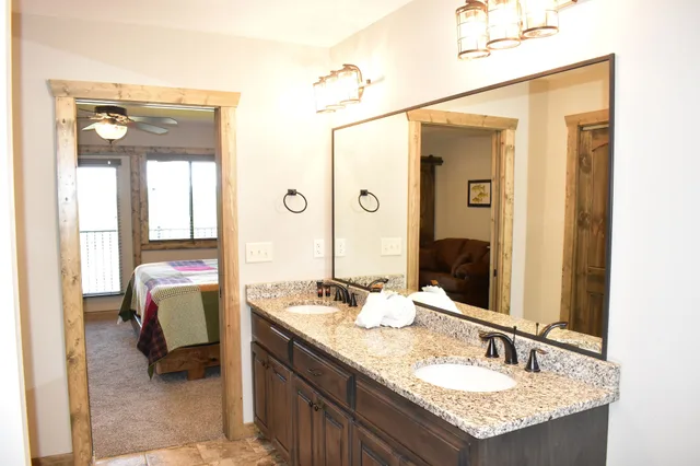 3 Bedrooms, Condo, Loft, King Bed, 2 Queen Beds, Bunk Bed, Lake View, Sofa، Indian Point Lodge Amp Condominiums 7/10