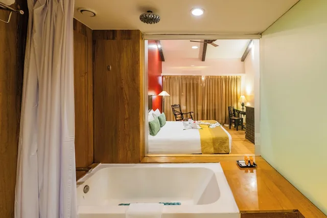غرفة ديلوكس بسرير كينج بشرفة بحوض استحمام، O Hotel Goa, Candolim Beach 7/8