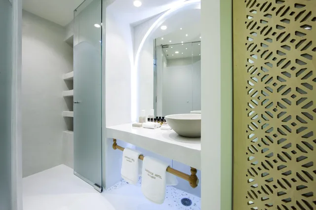 suite, jetted tub, ground floor, Andronikos Santorini 4/9