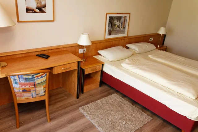 غرفة بسرير مزدوج بحمام خاص، Hotel Restaurant Rodizio Paderborn 2/10