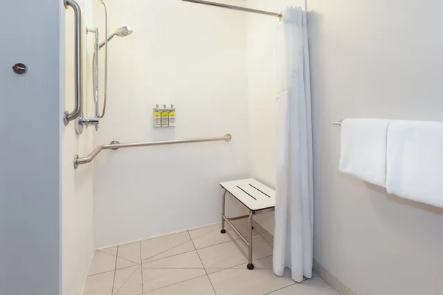 جناح لذوي الإعاقة، Holiday Inn Express Hotel Suites Woodhaven 3/4