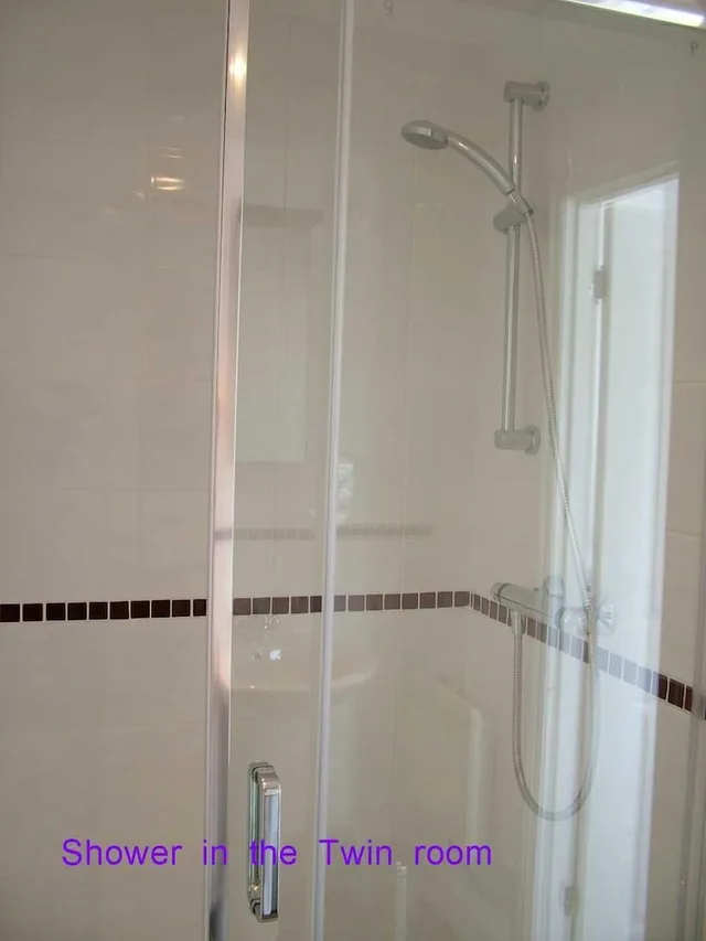 غرفة ديلوكس بسرير كينج مع أريكة، Gosfield Lake Resort 1/1