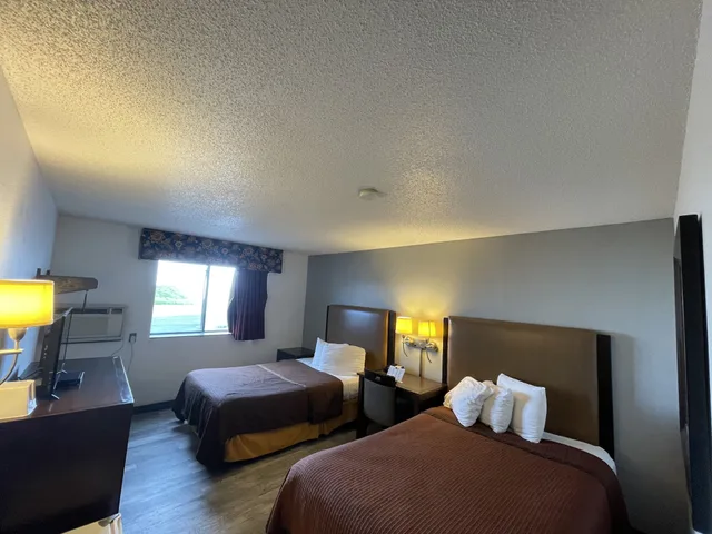 غرفة بسريرين مزدوجين، Magnuson Hotel Fort Wayne North Coliseum 7/10