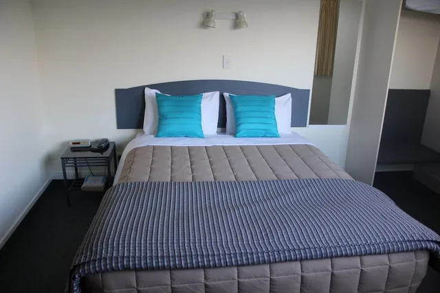 جناح بسرير كوين وسرير فردي في الطابق الأرضي لذوي الإعاقة، Baycourt Lakefront Motel 3/7