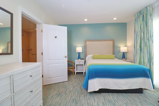 Queen Bed, Sofa, The Cove At Yarmouth 1/5