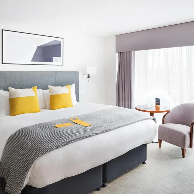 Suite, King Bed, Voco Reading 1/4