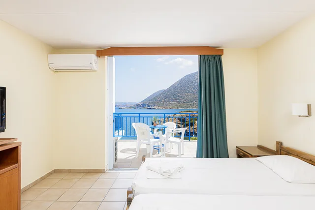 غرفة بسرير مزدوج أو سريرين منفصلين بإطلالة على الجبل، Bali Beach and Sofia Village 1/3