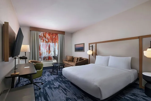 غرفة بسرير كينج مع أريكة لذوي الإعاقة، Chandler Hospitality Inn (Holiday Inn Express and Suites Phoenix/Chandler) 1/2