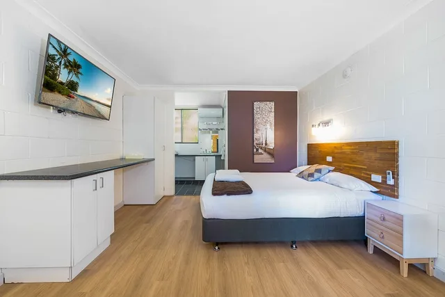 2 Bedrooms, Family, 2 Queen and Twin Beds, Large, Plainsman Motel 2/9