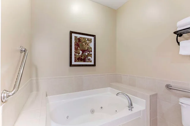 جناح بسريرين كوين مع أريكة بحوض جاكوزي بمطبخ، Best Western Plus Dutch Haus Inn And Suites 2/3