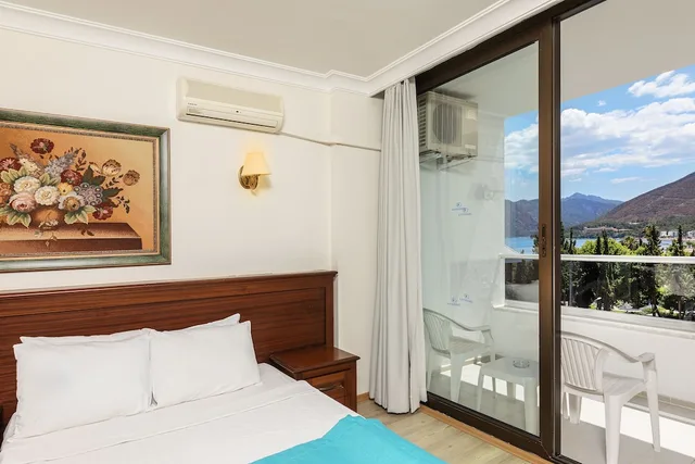 غرفة بسرير مزدوج وسرير فردي بإطلالة جزئية على البحر، Kaya Maris Hotel 3/6