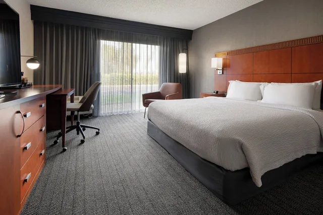 جناح بسرير كينج بغرفة نوم واحدة مع أريكة، Courtyard By Marriott Fresno 1/2