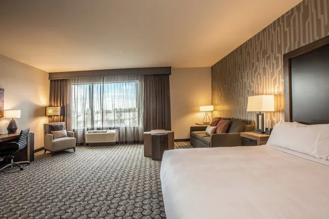 غرفة قياسية بسرير كينج مع أريكة لذوي الإعاقة، Holiday Inn Portland West Hillsboro 2/6