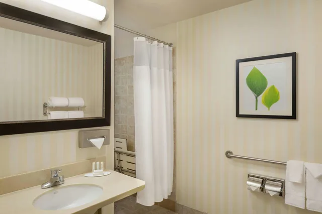 غرفة، Fairfield Inn and Suites Napa Valley American Canyon 3/4