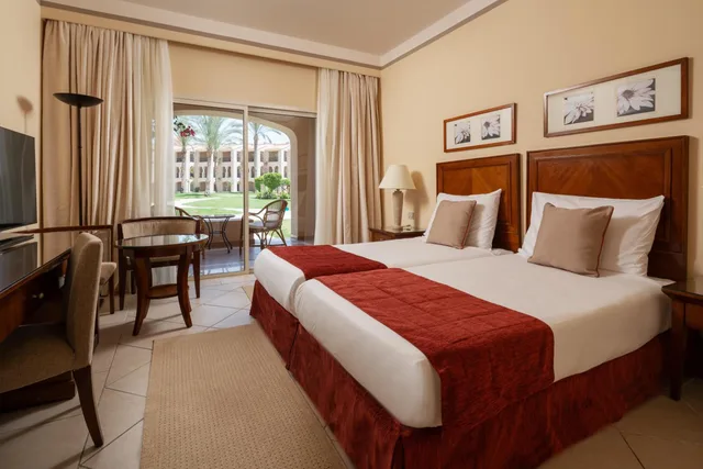 غرفة سوبيريور بسريرين منفصلين بإطلالة على البحر، Jaz Almaza Beach Resort, Almaza Bay 1/1