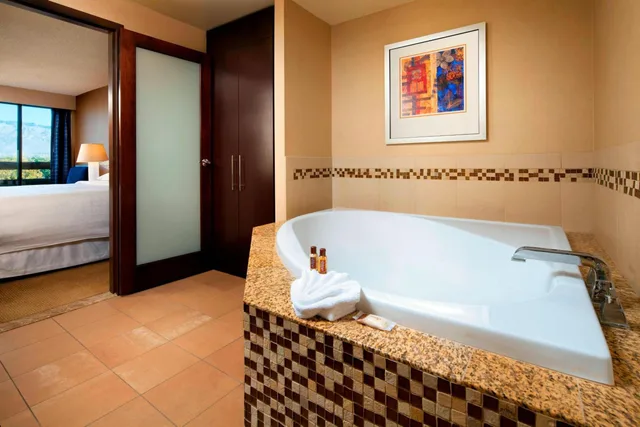 1 Bedroom, Executive, Suite, 1 King or 2 Queen Beds, Club Floor، Hilton Albuquerque Uptown 1/3