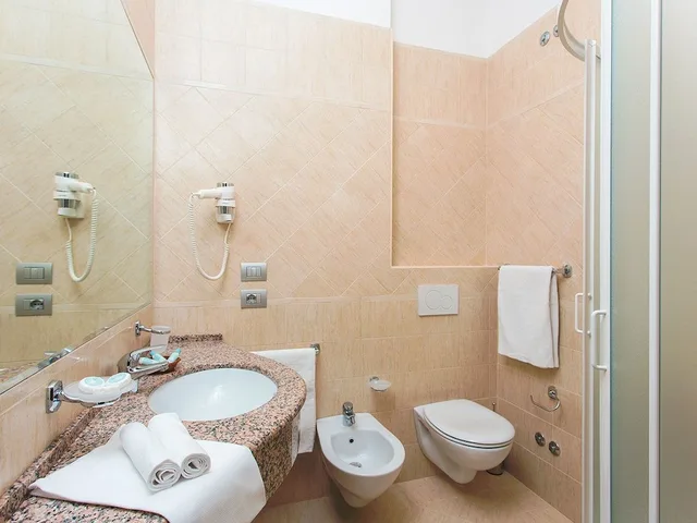 غرفة ثلاثية بسرير كوين وسرير فردي بشرفة، Hotel Caravelle 7/9