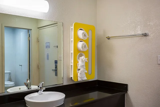 غرفة قياسية بسرير كينج، Motel6 Wenatchee, WA 7/8