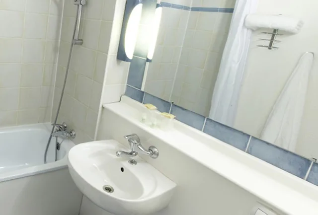 غرفة بسريرين منفصلين، Kyriad Direct Marseille Ouest Martigues 5/8