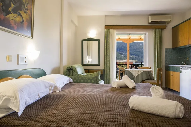 استوديو، Odeon Hotel 2/8
