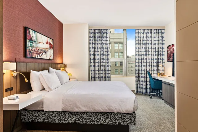 Deluxe, King Bed, Hilton Garden Inn New Orleans French Quarter/CBD 3/5