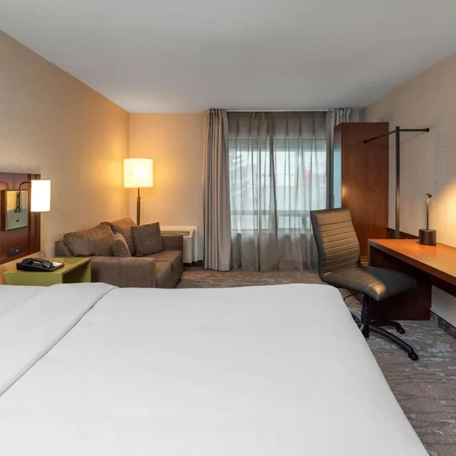 Room, Triple, Sofa, High Floor, Comfort Inn Kenora, ON 2/6