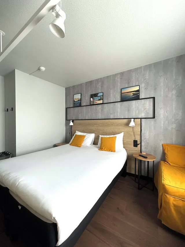 غرفة بسرير مزدوج وسرير فردي، Ibis St Malo La Madeleine 1/10