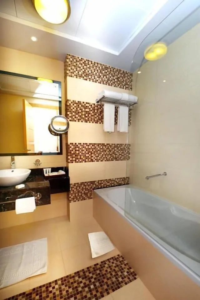 Deluxe Room with Two Twin Beds، Copthorne Hotel Sharjah 8/8