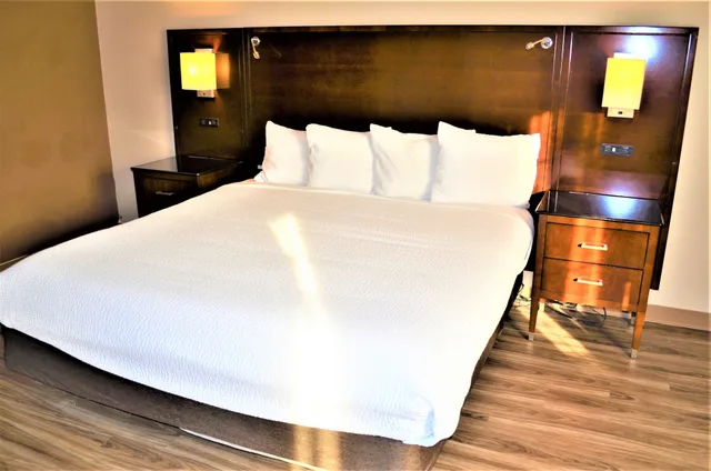 غرفة قياسية بسريرين كوين، The Ashley Inn Suites 4/9
