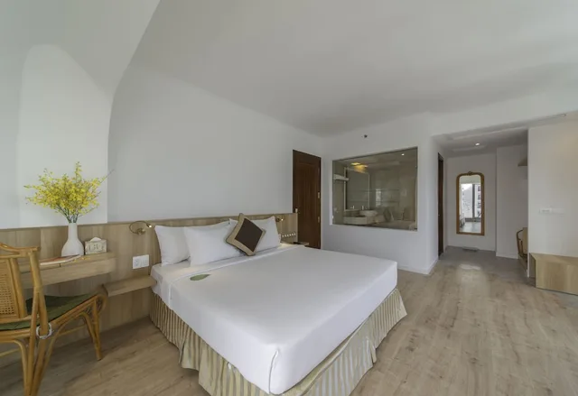غرفة ديلوكس بسريرين منفصلين بشرفة بإطلالة جزئية على البحر، GREEN WORLD HOTEL NHA TRANG 7/10
