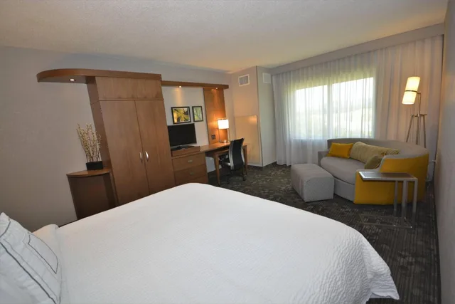 غرفة بسرير كينج بإطلالة على الجبل، Courtyard by Marriott Asheville Airport 1/7