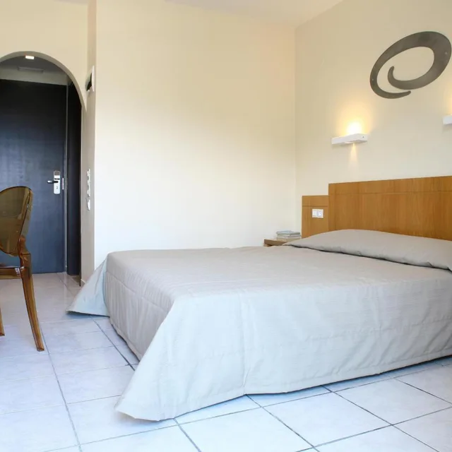 غرفة ثلاثية، Golden Beach Hotel 5/10