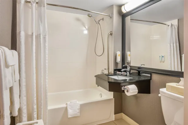 Room, King Bed, Accessible, Comfort Inn South Shore 6/6