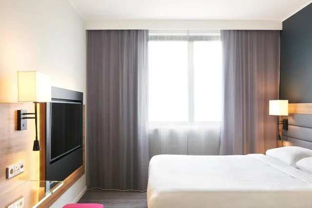 Moxy Sleeper, Guest Room, Queen Bed، Moxy Milan Linate Airport 2/6