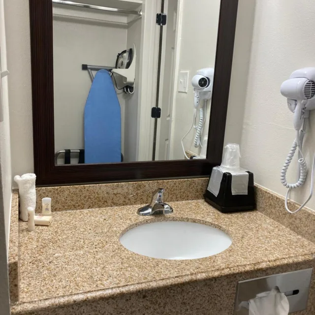 غرفة بسرير مزدوج، ECONO LODGE AND SUITES(Orange - TX) 5/7