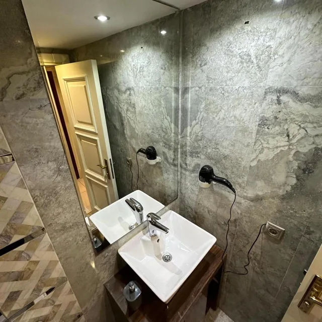 غرفة ثلاثية بشرفة، Sahra Airport Hotel 10/10